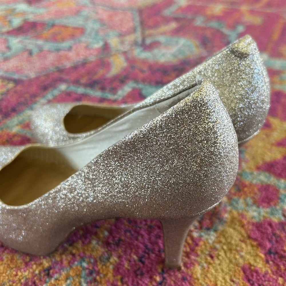 Madden Girl | Women’s gold/champagne glitter closed toe Getta pump heels, size 7